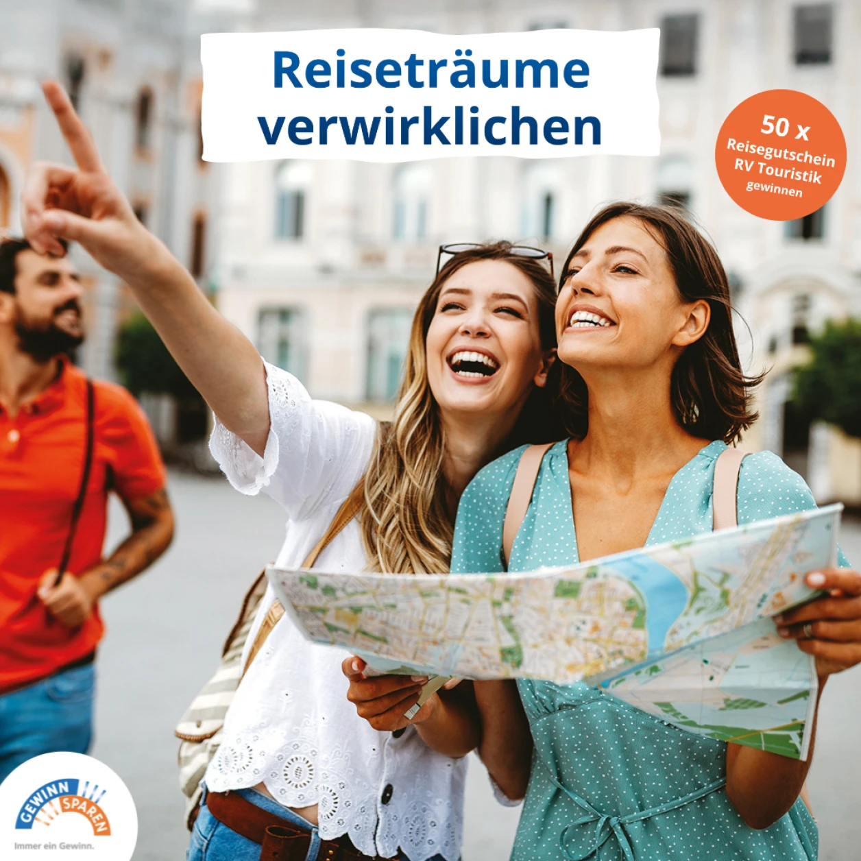 Zwei fröhliche Frauen stehen in einer Stadt, halten eine Landkarte in der Hand und zeigen in eine Richtung. Im Hintergrund ist ein historisches Gebäude zu sehen. Text im Bild: ‚Reiseträume verwirklichen – 50 x Reisegutschein RV Touristik gewinnen‘. Unten links befindet sich das Gewinnsparen-Logo.