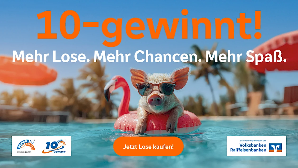 Ein lächelnder männlicher Schornsteinfeger in traditioneller schwarzer Berufskleidung hält ein kleines Ferkel in den Händen. Links steht in weißer Schrift: ‚10 Lose – 10 Chancen‘. Rechts daneben befindet sich ein Hinweis auf das Gewinnsparen: ‚Garantiert jeden Monat gewinnen! Attraktive Sachpreise und Geldgewinne bis 50.000 € – 480 € im Jahr sparen.‘ Unten ist das Logo des Gewinnsparvereins